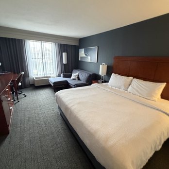 Courtyard by Marriott Springfield Downtown - King room - Hotels Near Me - Springfield, Ohio