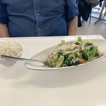 Joy Yee Noodle - Chicken + Broccoli - Chinese Near Me - Chicago, Illinois