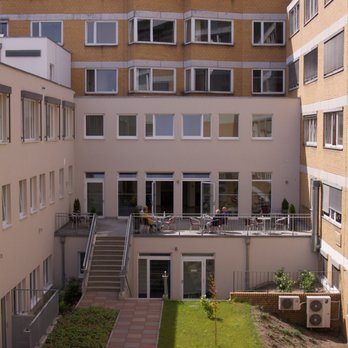 Schlosspark-Klinik - Schlosspark-Klinik - Innenhof mit Terrasse vor der Patientenaufnahme - Hospitals Near Me - Berlin, BE