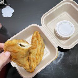 Utopía - Both kinds of samosas (both are delicious!!)