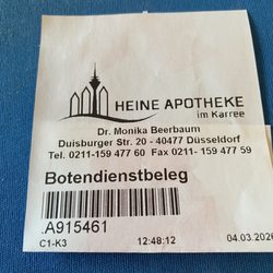 Der Lieferbote  kam mit dem Fahrrad .