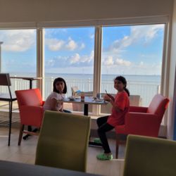 Holiday Inn Express & Suites Port Lavaca - Kids havingbreakfast with a view