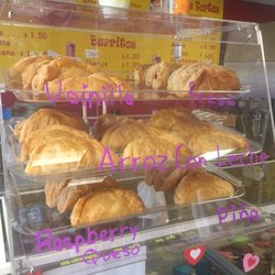 Neveria La Flor De Mayo - Ya tienen unas deliciosas empanadas de arroz con leche, Fresa,piña, raspberry con queso y vainilla