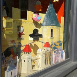 Egmont Toys - Vitrines du magasin sont animées et changent régulièrement selon les saisons