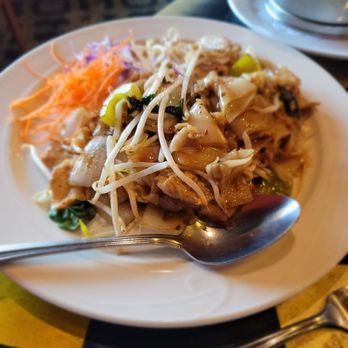Siamese Bay Restaurant - Drunken noodles - Thai Near Me - Monterey, California Siamese Bay Restaurant - Drunken noodles - Thai Near Me - Monterey, California