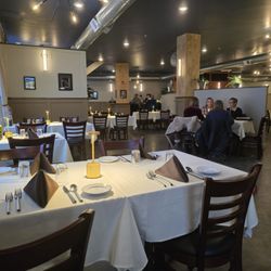 Toscano Bistro - We arrived early but by 5:15 PM the place was full.