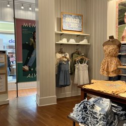 American Eagle Outfitters - Interior
