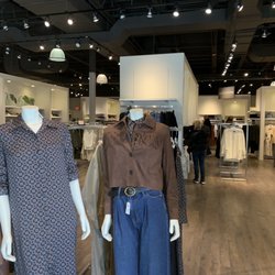 Banana Republic Factory Store - Inside