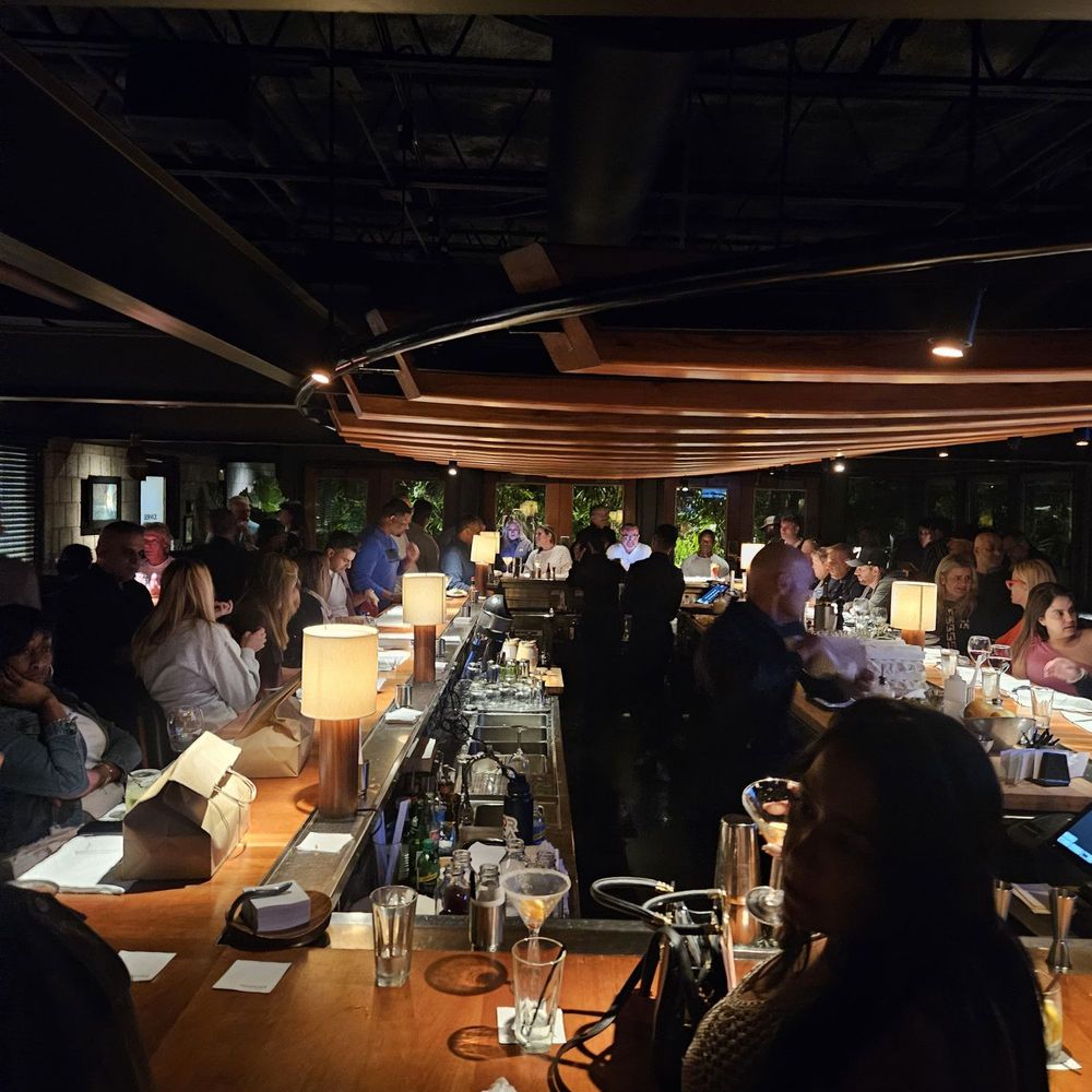 Houston's Restaurant - The bar - New American Near Me - North Miami Beach, Florida