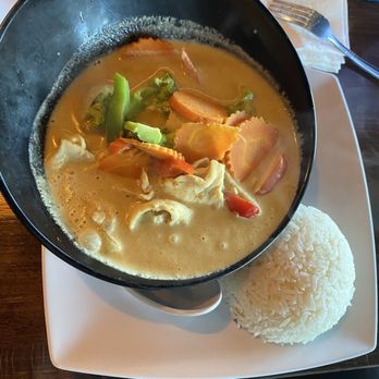Nom’s Kitchen - Yellow curry with chicken - Thai Near Me - Corp Christi, Texas