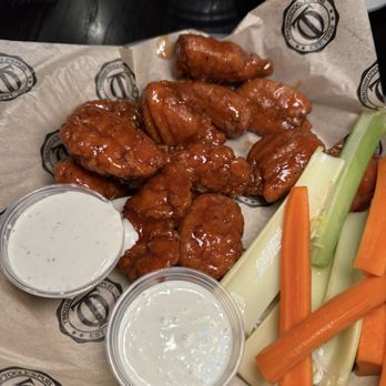 Timothy O'Toole's Pub - 1 Lb Boneless Wings - Sports Bars Near Me - Chicago, Illinois