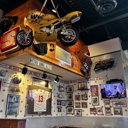 Quaker Steak & Lube - Tons of decor