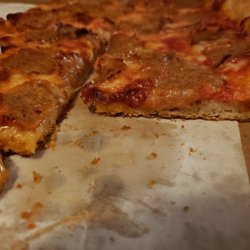 Savarona Pizzeria - Does this look like a Sicilian pie? they made a regular pie but just made it square. This place in going down the hole,what a waste of money