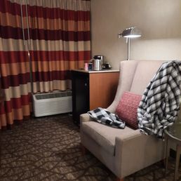Hotel is in need of renovation! Everything looks and smells old. Warm cookies nice. Hotel is in need of renovation! Everything looks and smells old. Warm cookies nice.