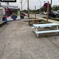 The Scoop at Martin City - Limited outdoor seating but still a plus