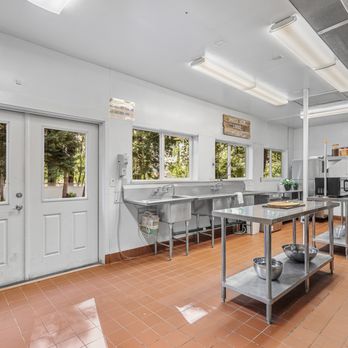 Shasta View Lodge - Cedar Cabin kitchen - Hotels Near Me - McCloud, California