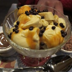 Max Brenner Chocolate Bar - Vanilla ice-cream with banana and crunchy waffle balls in caramel sauce