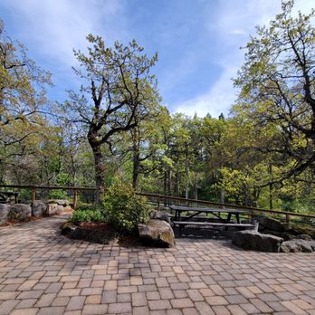 Phelps Creek Vineyards - Outside seating - Wine Tasting Room Near Me - Hood River, Oregon