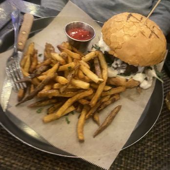 Running Goose - Burger - Gastropubs Near Me - Los Angeles, California Running Goose - Burger - Gastropubs Near Me - Los Angeles, California