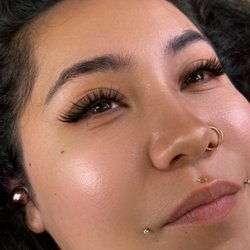 K Beauty Lash Bar - Soft, fluffy & effortlessly glam
A wispy set that makes the eyes pop without feeling too heavy