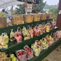 Gallagher's Farm Market And Bakery - Beautiful apple selection