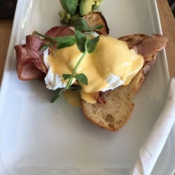 Madcowes Cafe & Foodstore - Eggs benedict