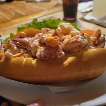 Litchfield's Bar and Grill - Lobster roll - Bars Near Me - Wells, Maine