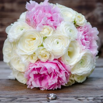 A Love's in Bloom - Florists Near Me