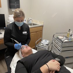 CV Advanced Aesthetics - Julie paying extra attention for a great treatment experience