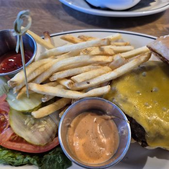 The James - Burger, not juicy - American Near Me - Charleston, South Carolina