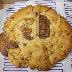 Insomnia Cookies - Deluxe peanut butter cookie