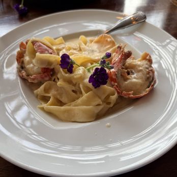 La Bella Cuenca - Lobster with Alfredo sauce - Italian Near Me - Hyannis, Massachusetts La Bella Cuenca - Lobster with Alfredo sauce - Italian Near Me - Hyannis, Massachusetts
