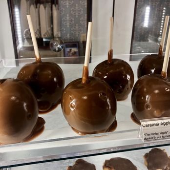 Kilwins Ice Cream - Chocolate - Fudge - I didn't see any but I definitely would have tried a peanut caramel apple if they had them - Desserts Near Me - Winter Park, Florida Kilwins Ice Cream - Chocolate - Fudge - I didn't see any but I definitely would have tried a peanut caramel apple if they had them - Desserts Near Me - Winter Park, Florida