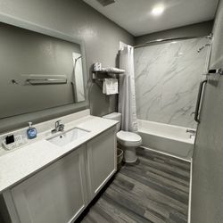 American Inn & Suites - Bathroom