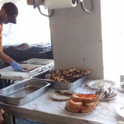 Três Palmeiras - Fertig gegrillte Waren warten darauf, serviert zu werden