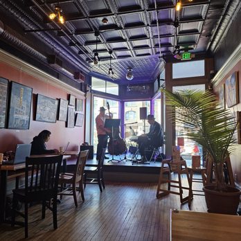 Dottie's Coffee Lounge - Live jazz duo - Coffee & Tea Near Me - Pittsfield, Massachusetts