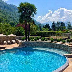 Les Grillons - Vue sur la piscine depuis la terrasse du restaurant.