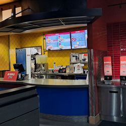 Raising Cane's Chicken Fingers - Counter