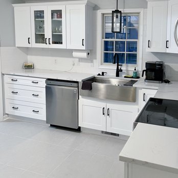 Hunter’s Point Construction - Installation of kitchen cabinets and backsplash. - General Contractors Near Me