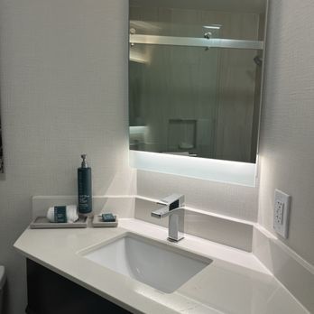DoubleTree by Hilton McLean Tysons - Sink - Hotels Near Me - Mclean, Virginia DoubleTree by Hilton McLean Tysons - Sink - Hotels Near Me - Mclean, Virginia