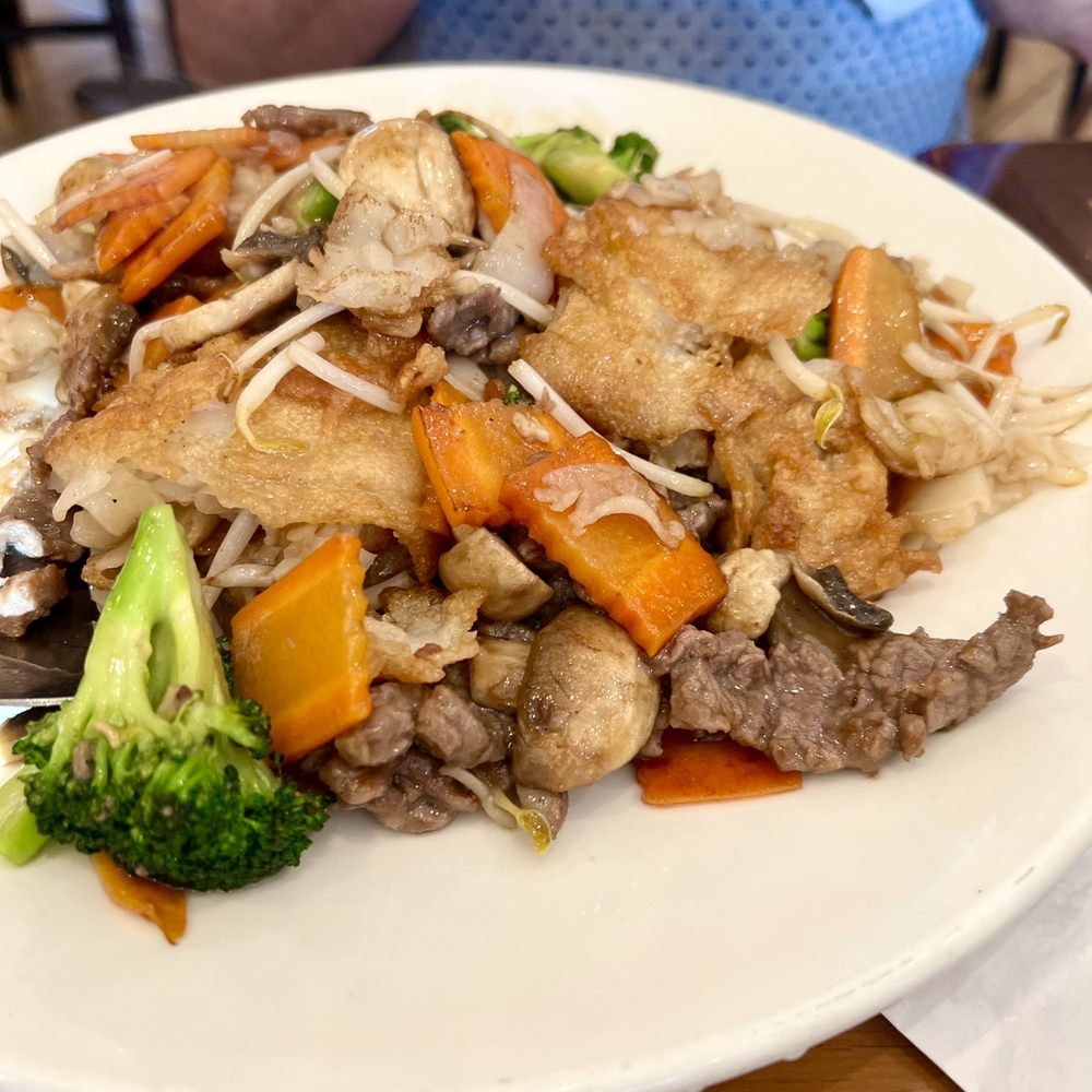 Hu tieu ap chao Bo/ crispy pan fried flat noodles with beef and veggies. So tasty!