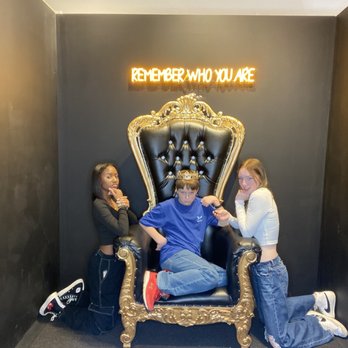 Selfie WRLD Indy - Kindles booth with crown - Session Photography Near Me - Indianapolis, Indiana