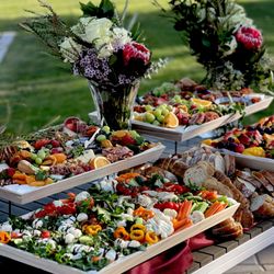 Xoxo Charcuterie - Grazing table L2 with floral