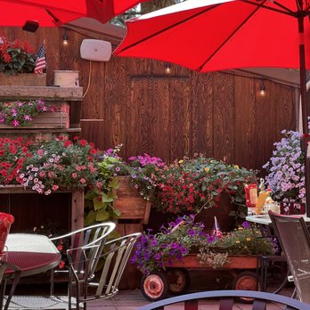 Moose Knuckle BBQ Burgers & Brews - Flowers on the patio - Barbeque Near Me - Coolin, Idaho