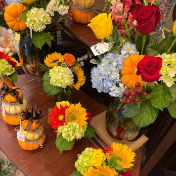 Vons - a variety of flowers displayed in vases - Grocery Near Me - Grover Beach, California