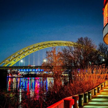 Montgomery Inn - The Boathouse - a view of the bridge at night - American Near Me - Cincinnati, Ohio Montgomery Inn - The Boathouse - a view of the bridge at night - American Near Me - Cincinnati, Ohio