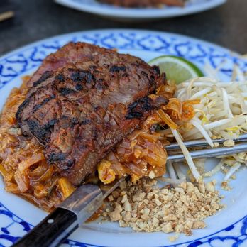 Pineapple Thai - Pad Thai with flank steak - Thai Near Me - Cupertino, California Pineapple Thai - Pad Thai with flank steak - Thai Near Me - Cupertino, California