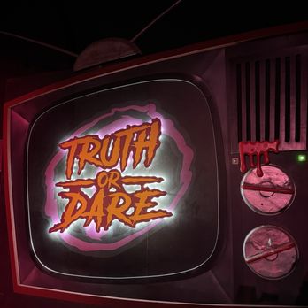 Six Flags Magic Mountain - Truth or dare maze - Amusement Parks Near Me - Valencia, California