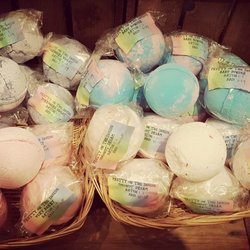 Pretty on the Inside - Bath Bombs in all scents & colours!