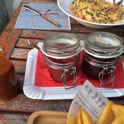 Ludwigx - Links das Hauseigene Erdbeerketchup und normal Ketchup